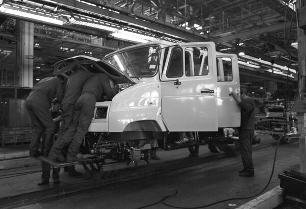 An assembling workshop of the Moscow Likhachev Automotive Plant (now JSC Likhachev Plant, AMO ZIL) - Sputnik International