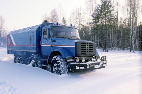 ZIL Bluebird cross-country vehicle for rescuers off-road transportation in cold weather - Sputnik International
