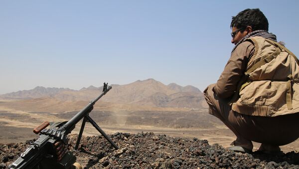 A Yemeni tribesman from the Popular Resistance Committees, supporting forces loyal to Yemen's Saudi-backed President Abedrabbo Mansour Hadi, holds a position near the 312 Brigade military camp. (File) - Sputnik International