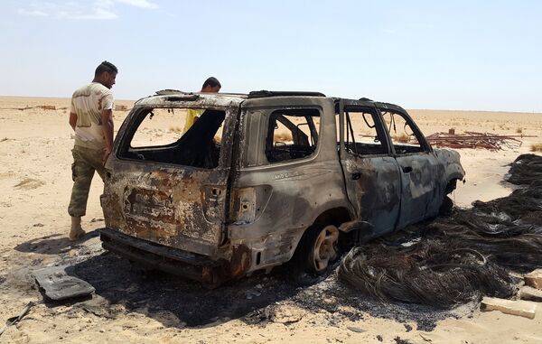 Men inspect the wreckage of a vehicle following clashes between forces loyal to eastern Libyan commander Khalifa Haftar and Benghazi Defence Brigades (BDB), an Islamist-leaning armed group, in the Magrun area, south of Benghazi, Libya July 21, 2016. Men inspect the wreckage of a vehicle following clashes between forces loyal to eastern Libyan commander Khalifa Haftar and Benghazi Defence Brigades (BDB), an Islamist-leaning armed group, in the Magrun area, south of Benghazi, Libya July 21, 2016. - Sputnik International