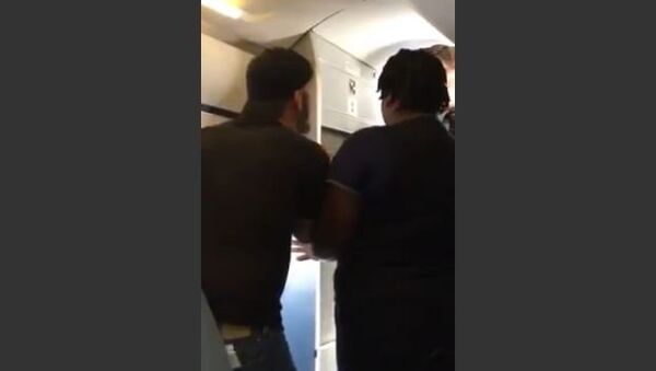 Pilot Tackles Unruly Man on Charlotte-Bound American Airlines Flight - Sputnik International