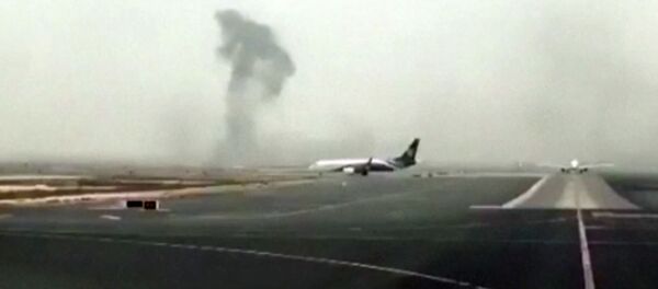 Smoke rising after an Emirates flight crash landed at Dubai International Airport - Sputnik International