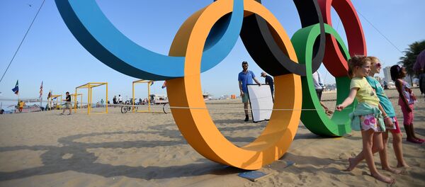 Children pose next to the Olympic rings on Copacabana beach in Rio de Janeiro on August 1, 2016 ahead of the 2016 Rio Olympic Games - Sputnik International