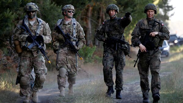 Poland's 6th Airborne Brigade soldiers (R) walk with U.S. 82nd Airborne Division soldiers during the NATO allies' Anakonda 16 exercise near Torun, Poland (File) - Sputnik International
