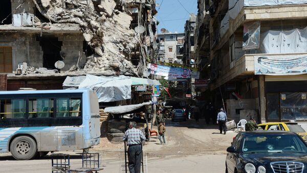 Local citizens continue to live in destroyed buildings in the Salah ad-Din District in Aleppo. - Sputnik International