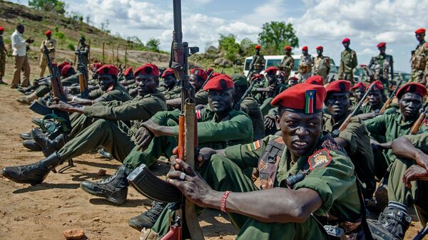 Sudan People's Liberation Army (SPLA) soldiers sit on the ground at a containment site outside of Juba (File) - Sputnik International