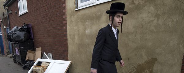 An Orthodox jew walks past a damaged door belonging to the Ahavas Torah synagogue in the Stamford Hill area of north London on March 22, 2015 An Orthodox jew walks past a damaged door belonging to the Ahavas Torah synagogue in the Stamford Hill area of north London on March 22, 2015 - Sputnik International