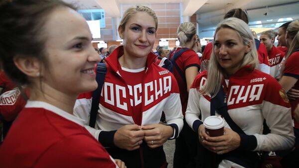 Members of the Russian Olympic handball team Polina Kuznetsova and Vladlena Bobrovnikova (right to left) at Sheremetyevo Airport - Sputnik International