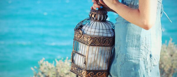 Caged for a kiss - Sputnik International