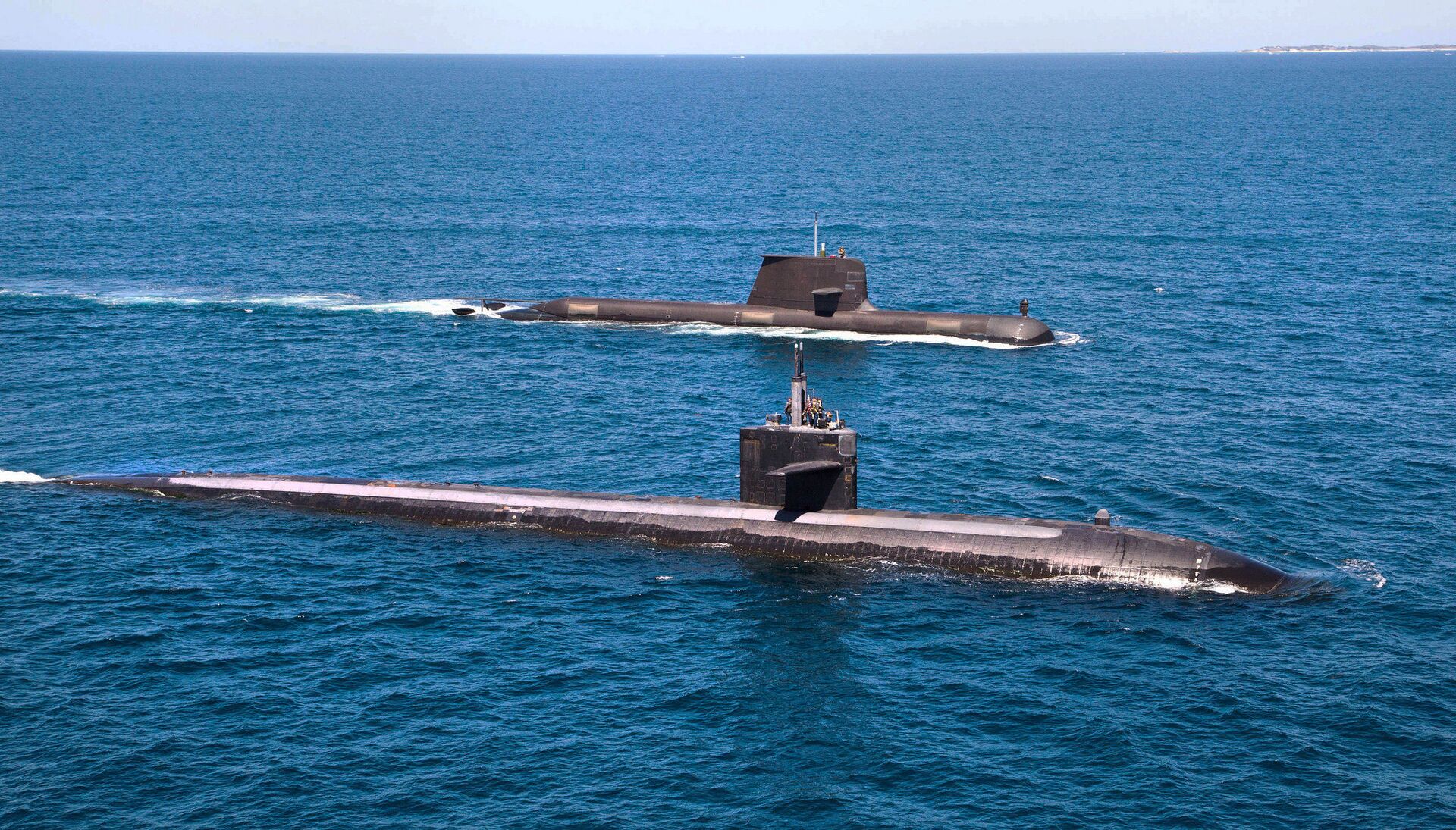 The U.S. Navy's Los Angeles-class fast attack submarine USS Albuquerque (SSN 706) and Royal Australian Navy Collins-class submarine HMAS Rankin (SSG 78) operate together in waters off Rottnest Island, Western Australia.  - Sputnik International, 1920, 19.09.2021