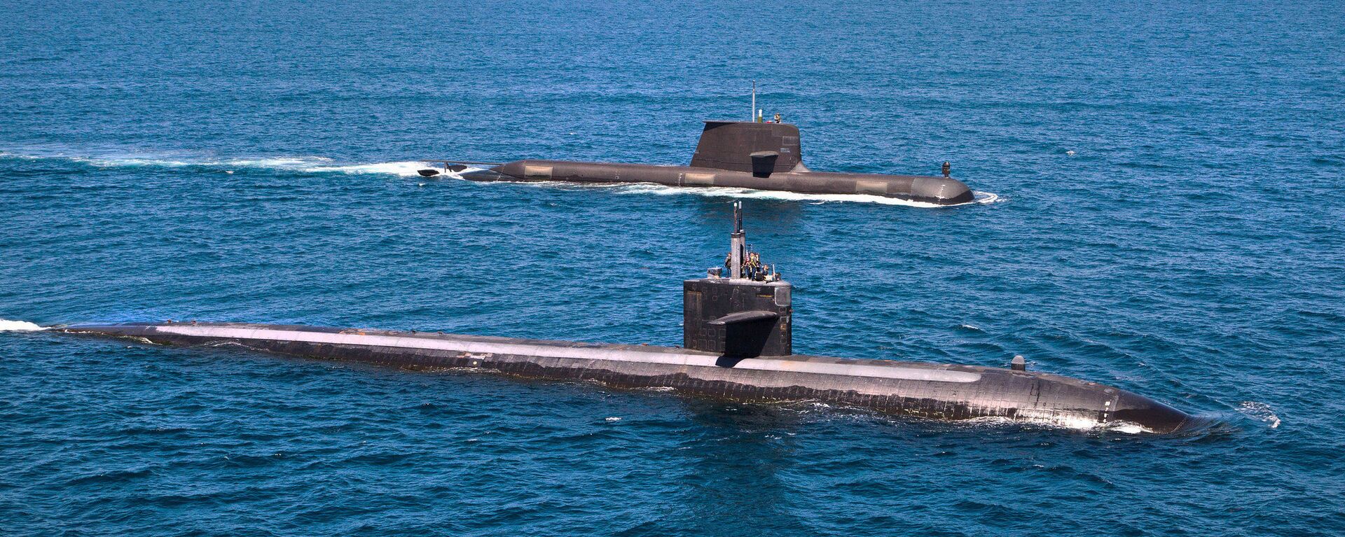 The U.S. Navy's Los Angeles-class fast attack submarine USS Albuquerque (SSN 706) and Royal Australian Navy Collins-class submarine HMAS Rankin (SSG 78) operate together in waters off Rottnest Island, Western Australia.  - Sputnik International, 1920, 20.09.2022