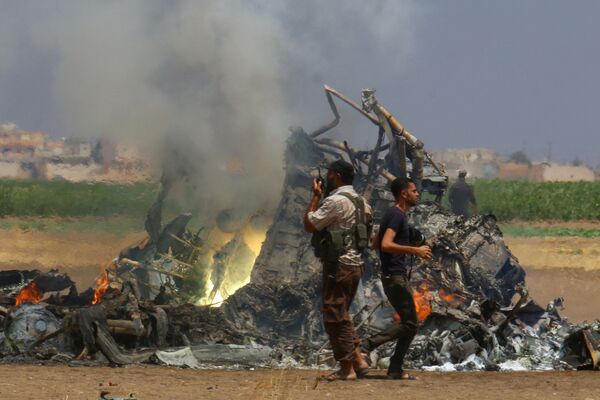 Обломки сбитого на севере Сирии российского вертолета - Sputnik International