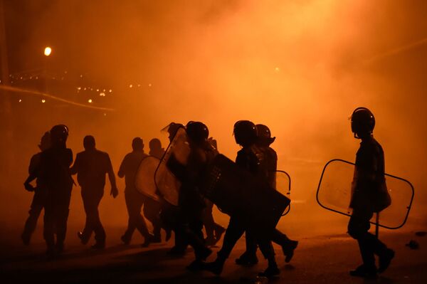 Полицейские во время столкновения с протестующими на улице близ захваченного в Ереване здания полка патрульно-постовой службы - Sputnik International