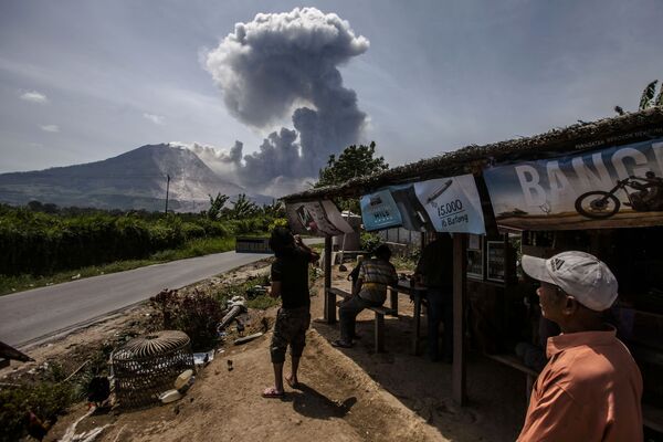 Извержение вулкана Синабунг в Индонезии - Sputnik International