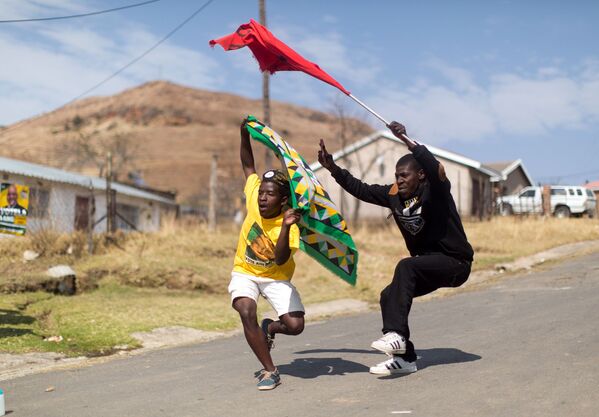 Сторонник Аф­ри­канс­кого на­ци­о­наль­ного конг­ресса и сторонник Юж­но-Аф­ри­канс­кой ком­му­нис­ти­чес­кой пар­тии поют и танцуют на муниципальных выборах в ЮАР - Sputnik International