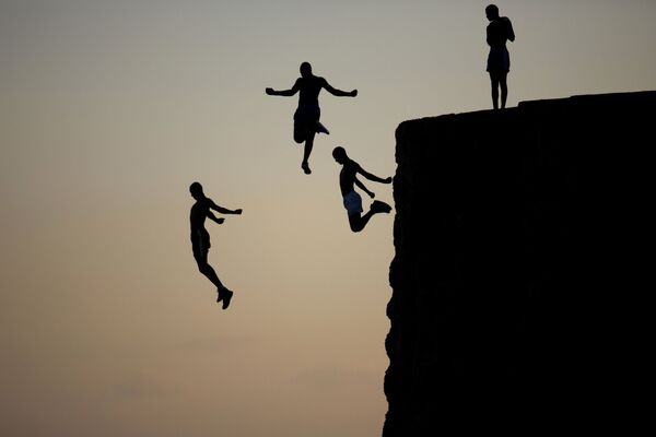 Молодые люди ныряют со скалы в Старом городе, Израиль - Sputnik International