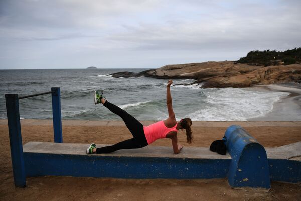 Девушка занимается спортом на пляже Ипанема в Рио-де-Жанейро - Sputnik International