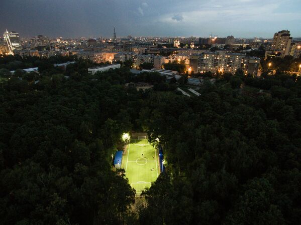 Люди играют в футбол в Нескучном саду в Москве - Sputnik International