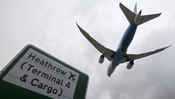 An aircraft lands at Heathrow Airport near London, Britain, December 11, 2015 - Sputnik International