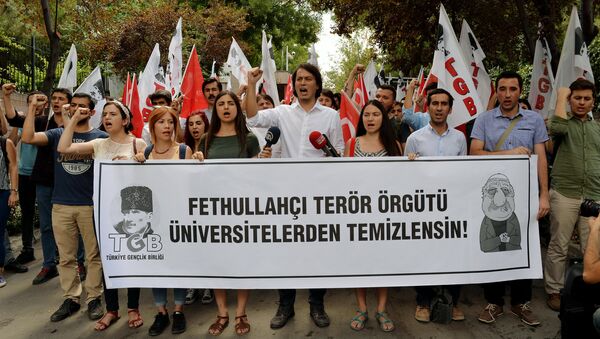 Pro-nationalist university students shout during a protest against U.S.-based cleric Fethullah Gulen and his followers during a demonstration in Ankara, on July 21, 2016 - Sputnik International