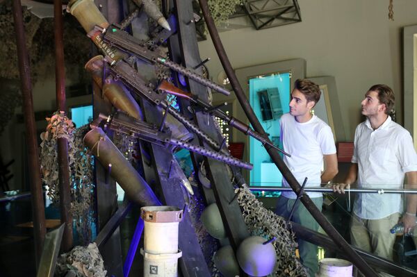 Visitors look at weapons left behind in Lebanon by Israeli forces as they visit the Hezbollah-run Tourist Landmark of the Resistance war museum in Mlita (aka Mleeta) in southern Lebanon on July 12, 2016 Visitors look at weapons left behind in Lebanon by Israeli forces as they visit the Hezbollah-run Tourist Landmark of the Resistance war museum in Mlita (aka Mleeta) in southern Lebanon on July 12, 2016 - Sputnik International