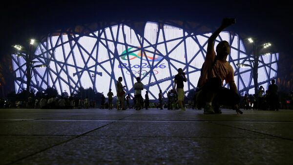 People walk past the Bird's Nest National Stadium as it is illuminated with the logo of the 2016 Rio Olympic Games in Beijing, China, 4 August 2016 - Sputnik International