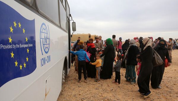 Syrian refugees board a bus before entering the Jordanian side of the Hadalat border crossing, a military zone east of the capital Amman, after arriving from Syria on May 4, 2016 - Sputnik International