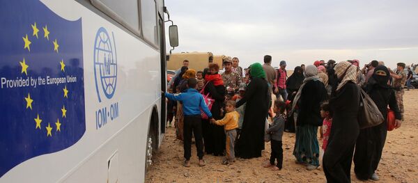 Syrian refugees board a bus before entering the Jordanian side of the Hadalat border crossing, a military zone east of the capital Amman, after arriving from Syria on May 4, 2016 Syrian refugees board a bus before entering the Jordanian side of the Hadalat border crossing, a military zone east of the capital Amman, after arriving from Syria on May 4, 2016 - Sputnik International