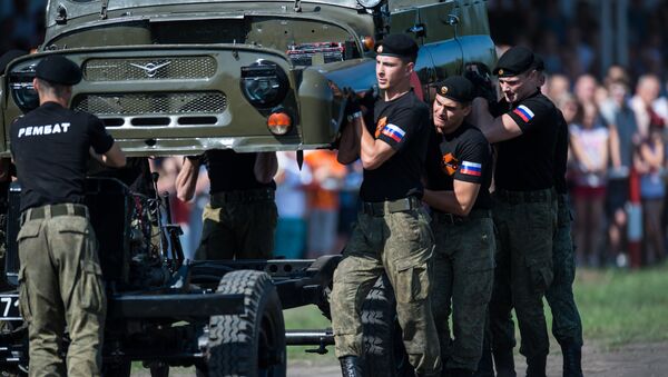 Russian army servicemen during a demo show at the Rembat international contest as part of the International Army Games at the base of the Omsk armored engineering institute. - Sputnik International