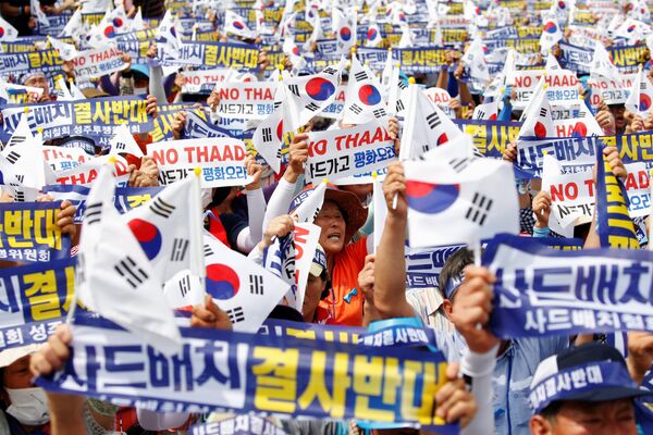 Seoungju residents chant slogans during a protest against the government's decision on deploying a U.S. THAAD anti-missile defense unit in Seongju, in Seoul, South Korea, July 21, 2016 - Sputnik International
