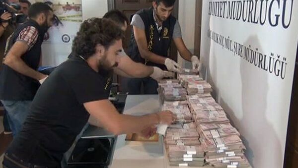 Police collect cash money seized in raids on the home and business of one suspected follower of a Muslim cleric accused of instigating an abortive coup in Istanbul, Friday, Aug. 5, 2016 - Sputnik International