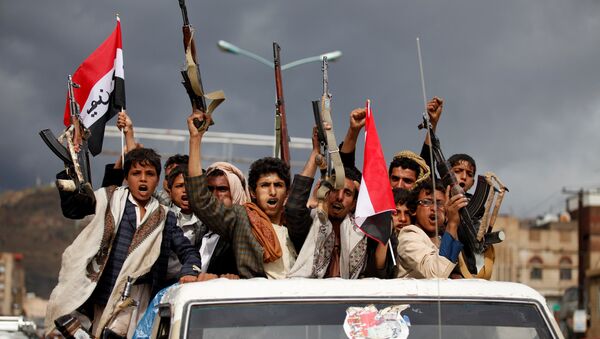 Armed men ride on the back of a truck to attend a rally held by supporters of Houthi rebels and Yemen's former president Ali Abdullah Saleh to celebrate an agreement reached by Saleh and the Houthis to form a political council to unilaterally rule the country, in Sanaa, Yemen August 1, 2016 - Sputnik International
