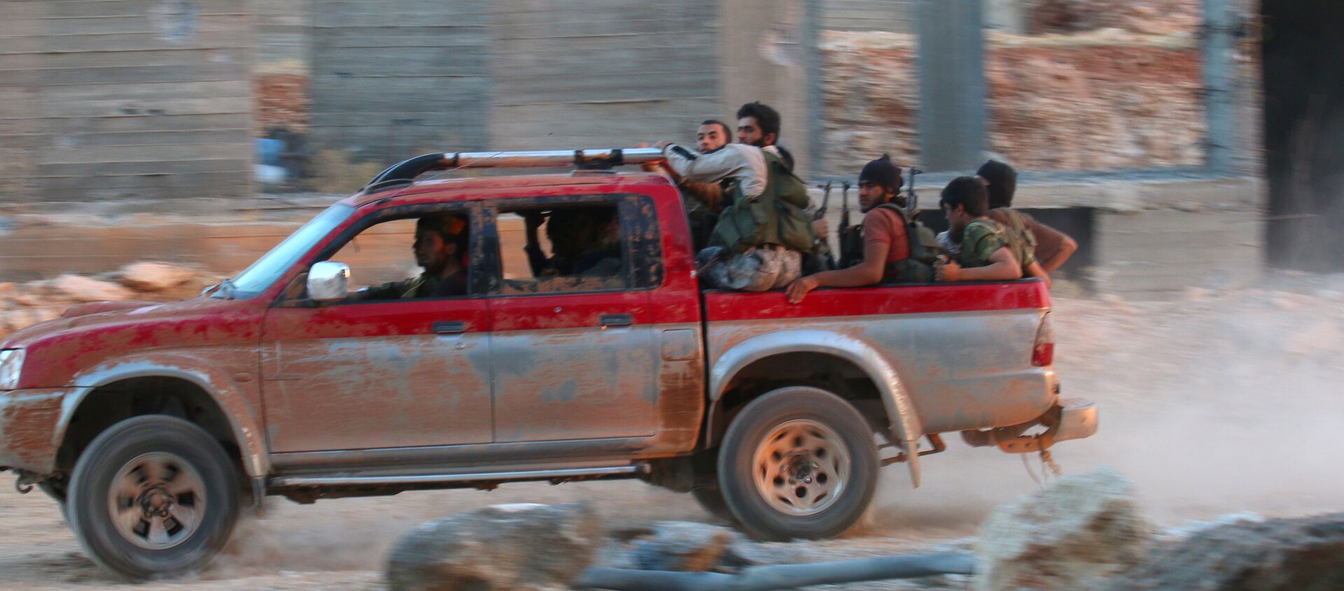 Fighters of the Syrian Islamist rebel group Jabhat Fateh al-Sham, the former al Qaeda-affiliated Nusra Front, ride on a pick-up truck in the 1070 Apartment Project area in southwestern Aleppo, Syria August 5, 2016 - Sputnik International, 1920, 13.12.2016