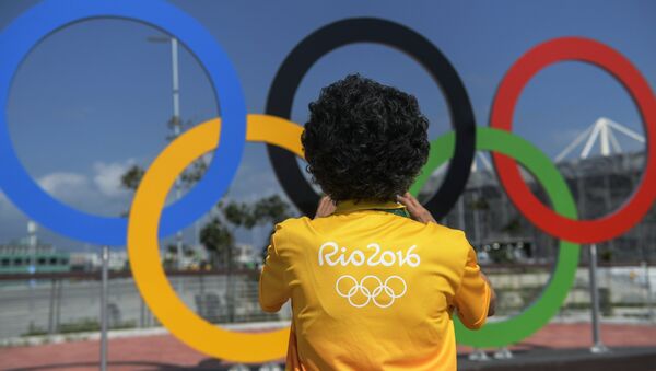 A man at the Olympic rings at the Olympic Park in Rio de Janeiro - Sputnik International