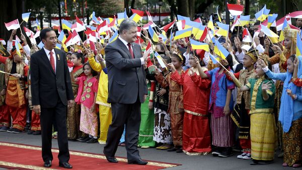 Ukraine's President Petro Poroshenko, right, accompanied by Indonesian President Joko Widodo, is greeted by students waving the flags of the two countries prior to their bilateral meeting at Merdeka Palace in Jakarta, Indonesia, Friday, Aug. 5, 2016 - Sputnik International