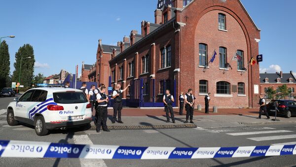 Police stand as they secure the area around a police building in the southern Belgian city of Charleroi following a machete attack on August 6, 2016 - Sputnik International