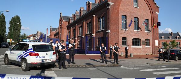 Police stand as they secure the area around a police building in the southern Belgian city of Charleroi following a machete attack on August 6, 2016 - Sputnik International