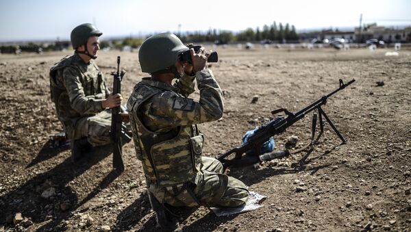 A Turkish soldier uses binoculars to check the Syrian border near the Mursitpinar border crossing on the Turkish-Syrian border in the southeastern town of Suruc, Sanliurfa province, on October 4, 2014 - Sputnik International