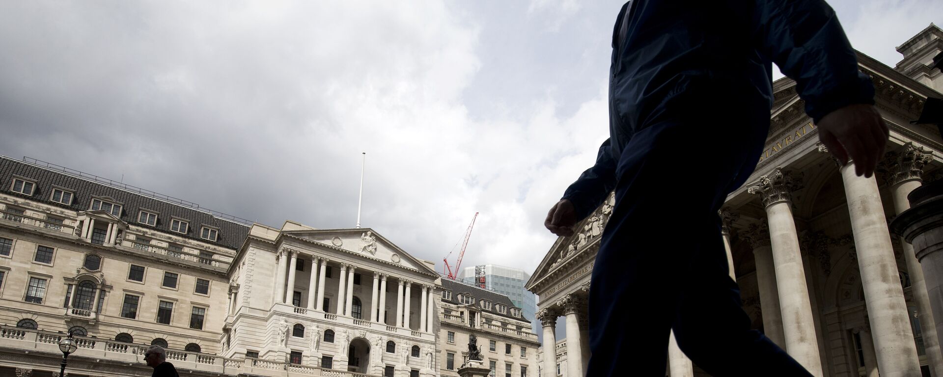 People walk past the Bank of England in central London on August 3, 2016 - Sputnik International, 1920, 06.08.2022