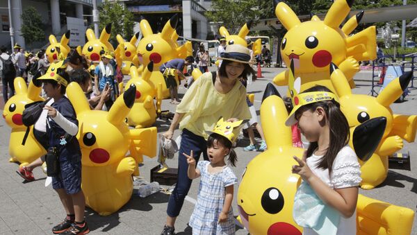 Visitors walk past Pokemon characters in Yokohama, near Tokyo - Sputnik International
