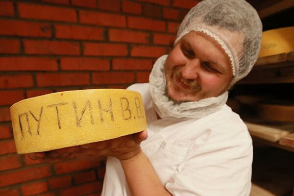 Farmer Oleg Sirota shows wine cheese in the cheese ripening room at Russian Parmesan cheese dairy is Moscow Region's Istrinsky district Farmer Oleg Sirota shows wine cheese in the cheese ripening room at Russian Parmesan cheese dairy is Moscow Region's Istrinsky district - Sputnik International
