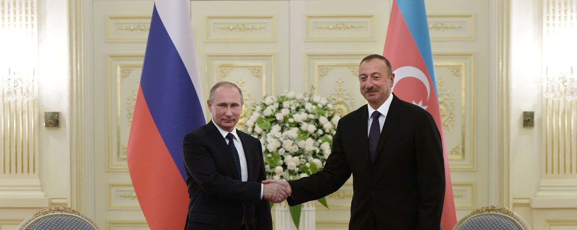 Russian President Vladimir Putin, left, and President of Azerbaijan Ilham Aliyev during a meeting at Genclik residence in Baku - Sputnik International, 1920, 17.08.2024