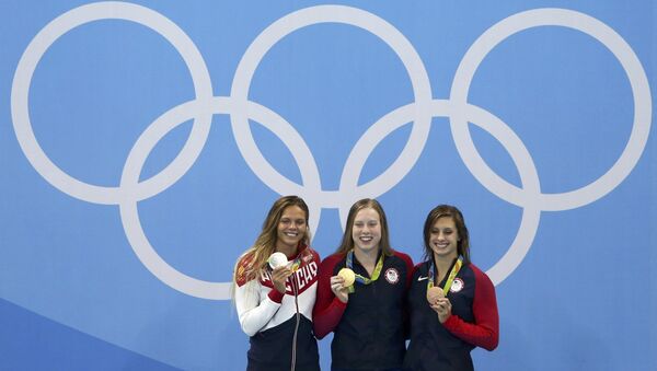 Lilly King (USA) of USA, Yulia Efimova (RUS) of Russia and Katie Meili (USA) of USA pose with their medals - Sputnik International