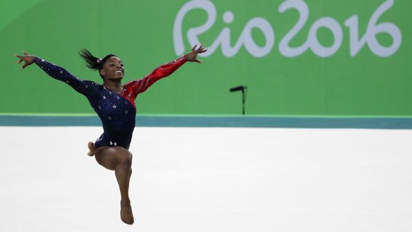 US gymnast Simone Biles competes in the qualifying for the women's Floor event of the Artistic Gymnastics at the Olympic Arena during the Rio 2016 Olympic Games in Rio de Janeiro on August 7, 2016. - Sputnik International