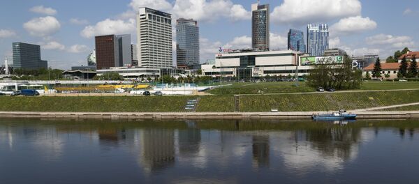 A girl runs along the banks of the Neris river as temperatures rise up to 25 Celsius (77 Fahrenheit) in Vilnius. Lithuania. - Sputnik International