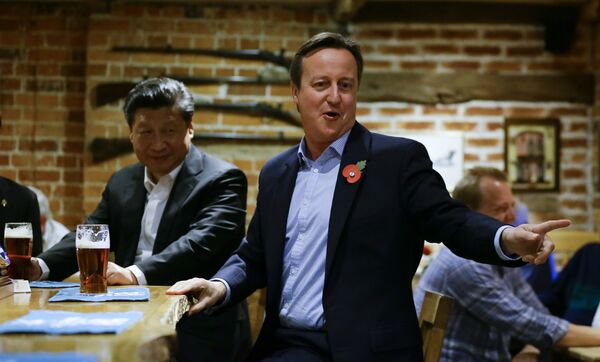 British Prime Minister David Cameron (R) gestures as he drinks a pint of beer with Chinese President Xi Jinping at a pub in Princess Risborough near Chequers, northwest of London, on October 22, 2015 British Prime Minister David Cameron (R) gestures as he drinks a pint of beer with Chinese President Xi Jinping at a pub in Princess Risborough near Chequers, northwest of London, on October 22, 2015 - Sputnik International