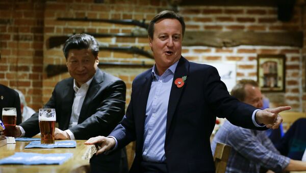British Prime Minister David Cameron (R) drinks a pint of beer with Chinese President Xi Jinping at a pub in Princes Risborough near Chequers, in Buckinghamshire, England on 22 October 2015. - Sputnik International