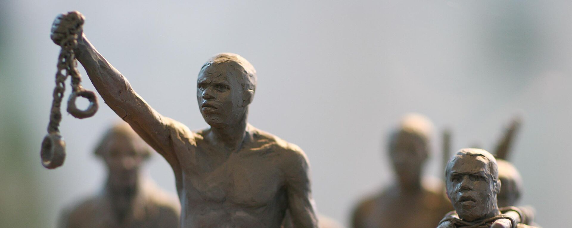 A maquette of a statue commemorating the enslaved Africans whose lives were lost during the slave trade is pictured as it is unveiled by London Mayor Boris Johnson in central London, on August 18, 2008. The statue is to be erected in Hyde Park - Sputnik International, 1920, 05.07.2021