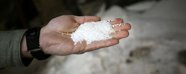 Robert Payne describes the texture of ammonium nitrate as he stands by a pile of the product in Clifton, Texas. (File) Robert Payne describes the texture of ammonium nitrate as he stands by a pile of the product in Clifton, Texas. (File) - Sputnik International