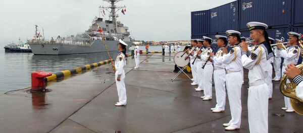 A Chinese military band plays as the guided missile destroyer USS Benfold arrives in port in Qingdao. A Chinese military band plays as the guided missile destroyer USS Benfold arrives in port in Qingdao. - Sputnik International
